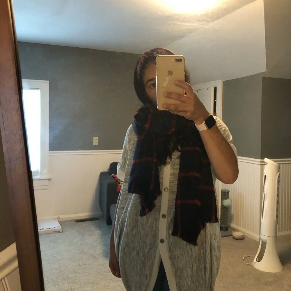 🎀 Navy‎ and Red Scarf